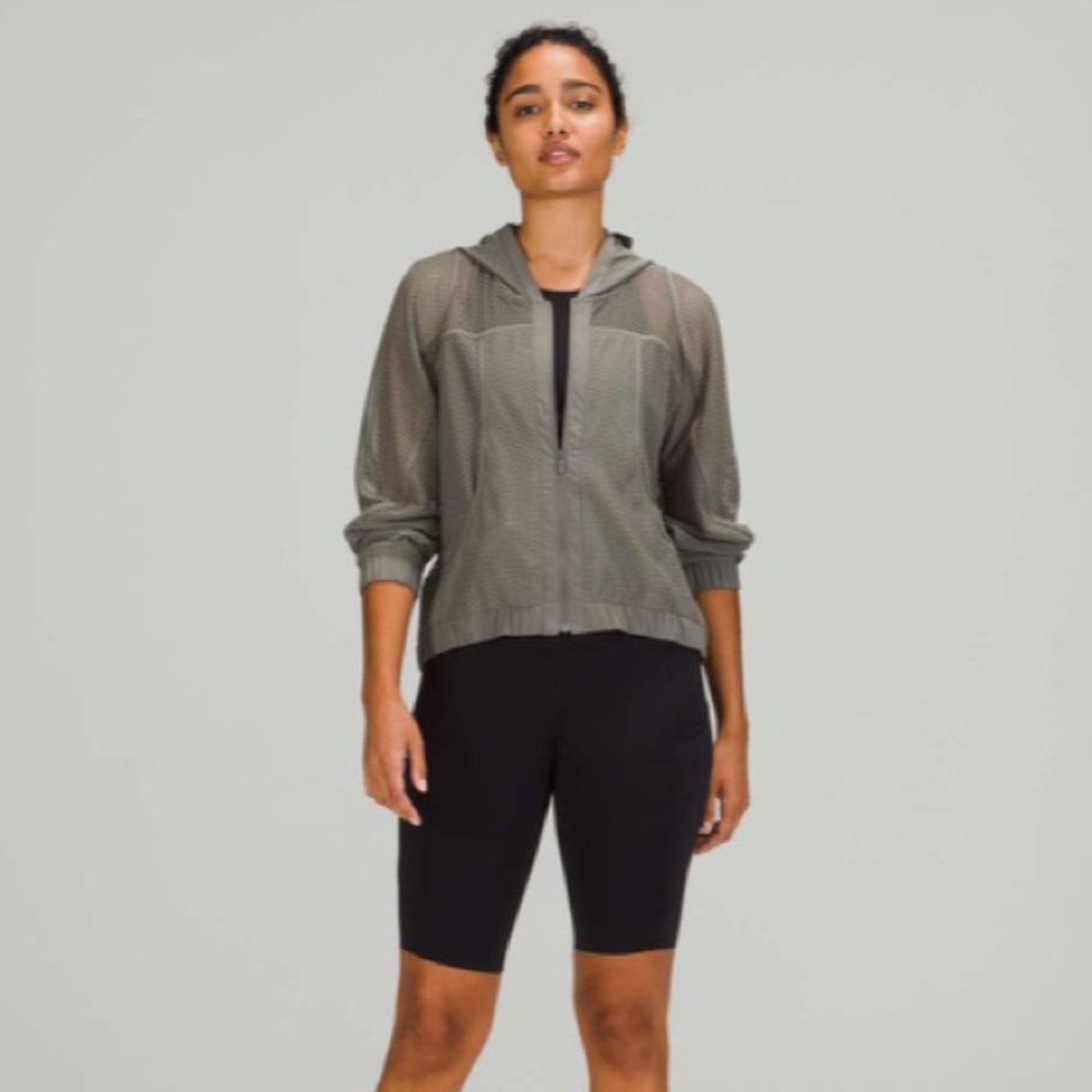 Lululemon Relaxed Fit Mesh Jacket
Grey Sage size 6
